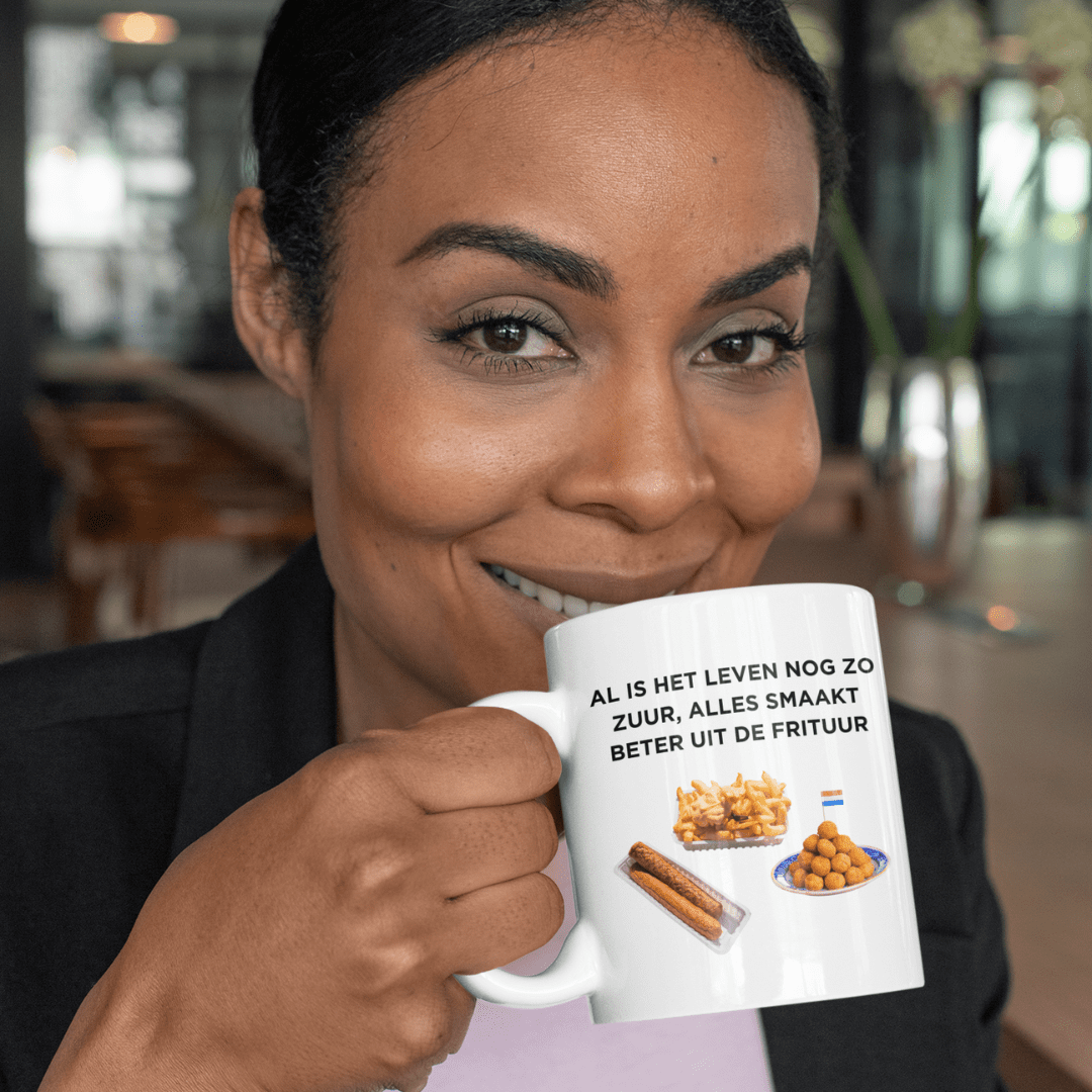 mok met tekst: Al is het leven nog zo zuur, alles smaakt beter uit de frituur, met afbeeldingen van snacks product Sfeerfoto