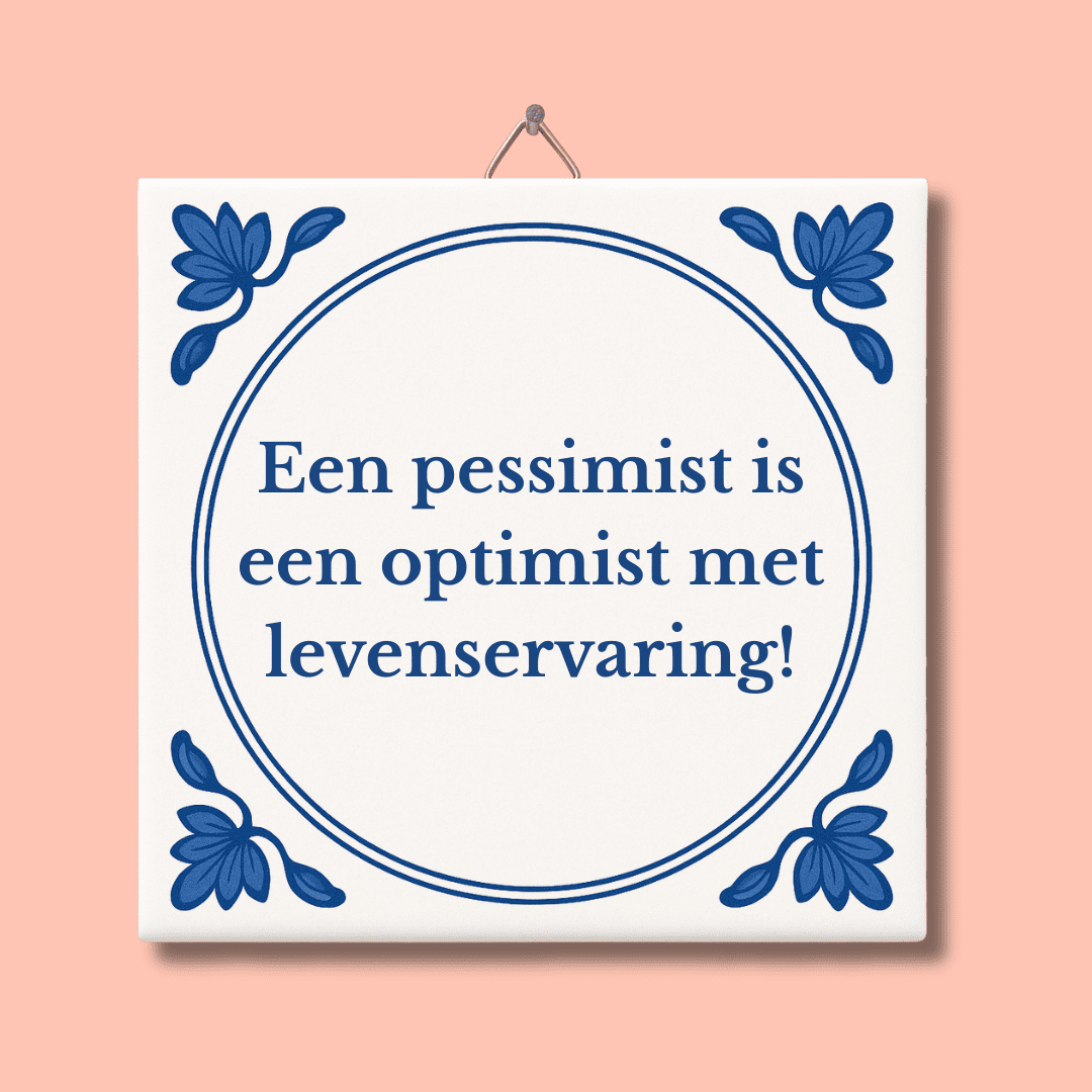 Een pessimist is een optimist met levenservaring tegeltje